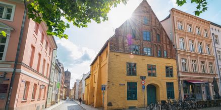 Blick auf ein historisches Gebäude in der Stralsunder Altstadt.