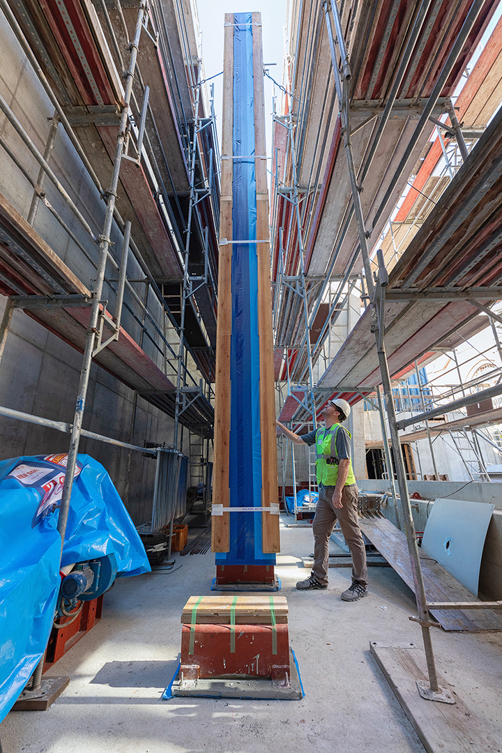 Die Scheibensegmente wurden im Rohbau zwischen zwei Gerüsten platziert und gesichert. (Foto: Anke Neumeister/Deutsches Meeresmuseum)