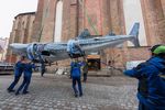 Das über 400 kg Gewicht wurde auf dem Hof des Museums vom Transporter gehoben. (Foto: Anke Neumeister/Deutsches Meeresmuseum)