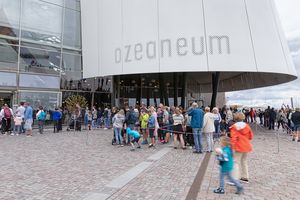 Menschenmenge vor dem OZEANEUM