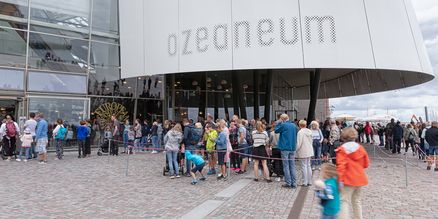 Menschenmenge vor dem OZEANEUM