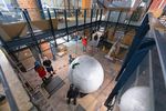 Vorsichtig wurde der Globus durch das Museumsgebäude transportiert. (Foto: Anke Neumeister/Deutsches Meeresmuseum)