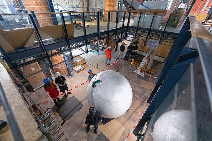 Vorsichtig wurde der Globus durch das Museumsgebäude transportiert. (Foto: Anke Neumeister/Deutsches Meeresmuseum)