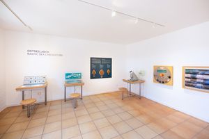 Blick in den hellen Ausstellungsraum des Ostsee-Labors mit verschiedenen interaktiven Stationen und Informationstafeln.