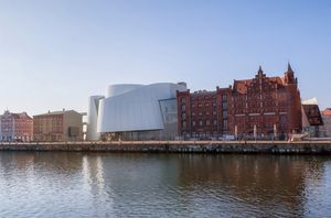 Das OZEANEUM mit umgebenden Gebäuden von der Hafenseite betrachtet. 