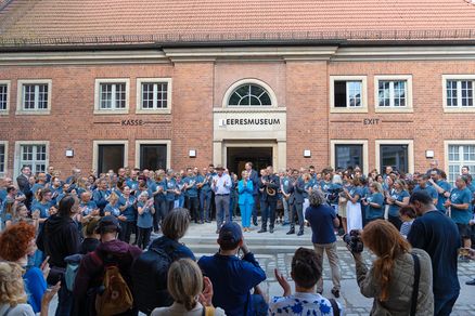 Menschen vor einem Gebäude