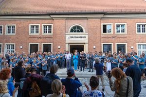 Menschen vor einem Gebäude