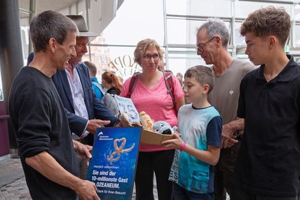Eine Familie bekommt eine Urkunde überreicht