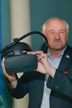 Olaf Tschimpke mit VR-Brille