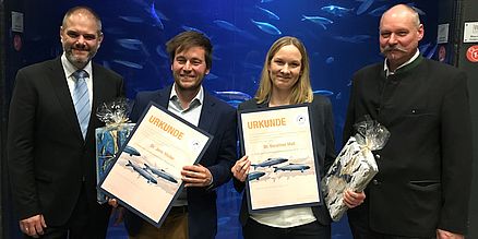 Preisträger und Vorsitzende der Forschungsstiftung vor Aquarium