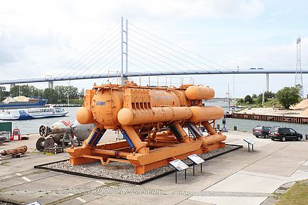 Unterwasserlabor mit Blick auf das Wasser und die Rügenbrücke