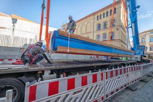 Anlieferung einer Scheibe vor der Baustelle für das Großaquarium im MEERESMUSEUM. (Foto: Anke Neumeister/Deutsches Meeresmuseum)
