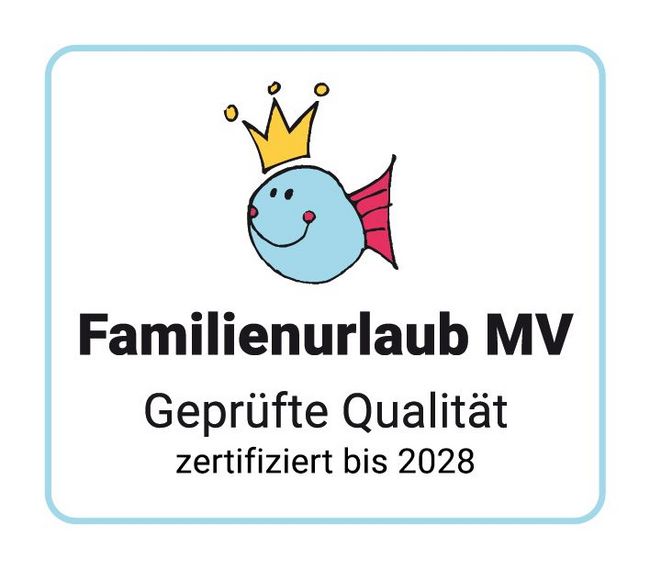 Piktogramm eines lächelnden, blauen Fisches mit einer goldenen Krone und dem Schriftzug: Familienurlaub MV - Geprüfte Qualität zertifiziert bis 2028