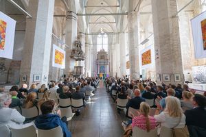 Menschen in einer Kirche mit Blick auf den Chor
