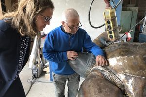 Bronzegiesser Wolfgang Gregor zeigt Dr. Dorit Liebers Helbig etwas an der bronzenen Schildkröten-Skulptur.