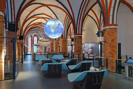 Blick in Kirchenhalle mit hängendem Globus