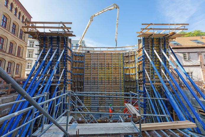 Bau des Großaquariums auf dem Südhof des MEERESMUSEUMs. (Foto: Anke Neumeister/Deutsches Meeresmuseum)