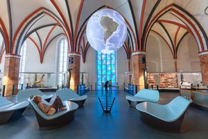 meeresmuseum-globus-copyright-anke-neumeister-deutsches-meeresmuseum Hängender Globus in einer Kirchenhalle
