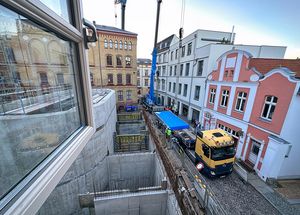 Blick auf die Anlieferung einer Scheibe an die Baustelle Modernisierung MEERESMUSEUM. (Foto: Anke Neumeister/Deutsches Meeresmuseum)