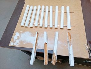 Neue Fenstersprossen (oben) und stark verwitterte Holzelemente für Sprossenfenster. 