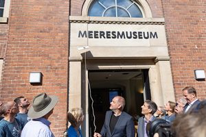 Menschen vor Gebäude mit Schriftzug MEERESMUSEUM