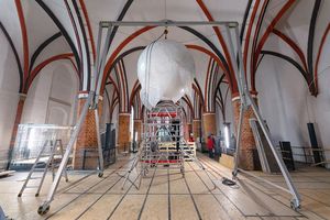 Mit dem beweglichen Portalkran wurde der Globus an seine finale Position gebracht. (Foto: Anke Neumeister/Deutsches Meeresmuseum)