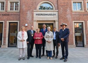 Eine Gruppe vor einem Backsteingebäude (MEERESMUSEUM)