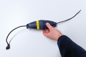 Ein technisches Gerät mit Kabeln an jedem Ende