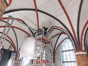 Auf einer Höhe von 2,80 Meter über dem Boden wurde der Globus nach und nach mit vier Drahtseilen befestigt. (Foto: Sonja Köster/Deutsches Meeresmuseum)