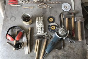 Verschiedene Arbeitswerkzeuge für die Metallbearbeitung liegen auf einem Tisch.