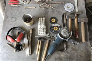 Verschiedene Arbeitswerkzeuge für die Metallbearbeitung liegen auf einem Tisch.