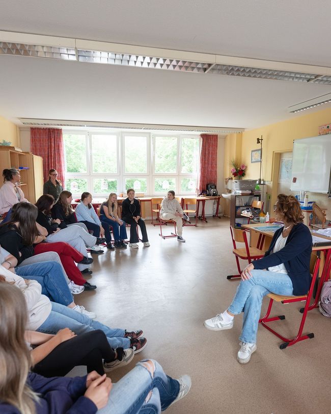Stuhlkreis in einem Klassenzimmer