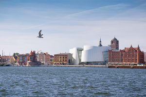 Blick auf das Meer, im Hintergrund die Stralsunder Hafeninsel mit dem OZEANEUM