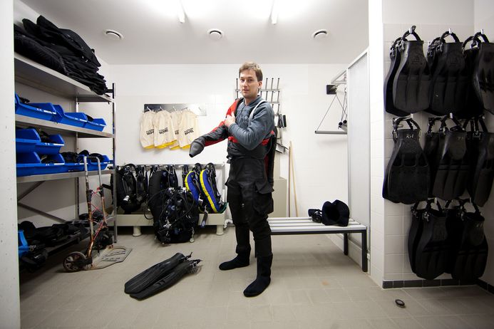 Dive leader Henning May putting on the work clothes (Photo: Deutsches Meeresmuseum)
