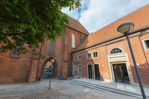 Museumseingang mit Schriftzug MEERESMUSEUM