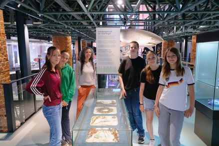 Schüler:innen in einer Ausstellung