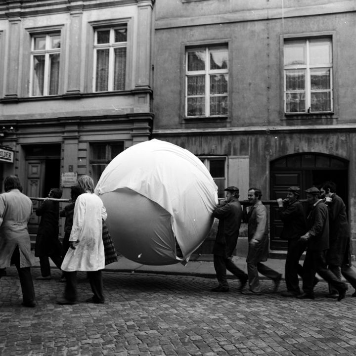 Globus wird von mehreren Männern getragen