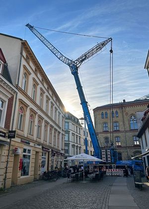 Ein Kran in der Stralsunder Altstadt. (Foto: Anke Neumeister/Deutsches Meeresmuseum)