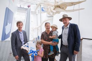 Die Direktoren des Deutschen Meeresmuseums Prof. Burkard Baschek (links) und Andreas Tanschus (rechts) empfingen eine Familie zur Feier des achtmillionsten Gastes im OZEANEUM Stralsund. (Foto: Anke Neumeister/Deutsches Meeresmuseum)