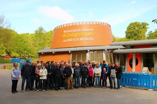 Die Exkursionsgruppe (44 Vereinsmitglieder) stehen vor dem Eingang des Nationalparkzentrums.