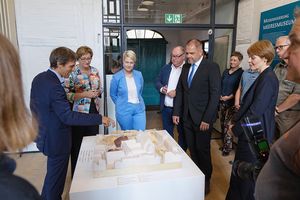 Im Infopunkt MEERESMUSEUM stellte Burkard Baschek anhand eines Modells die Modernisierungspläne vor. (Foto: Anke Neumeister/Deutsches Meeresmuseum)