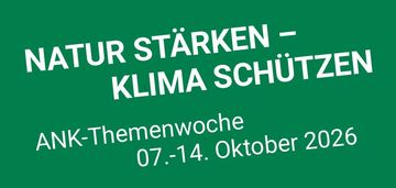 Grüner Banner mit der Aufschrift: Natur Stärken - Klima Schützen 