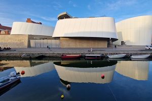 Außenansicht des OZEANEUMs mit Spiegelung des Gebäudes im Wasser