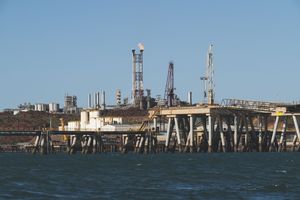 Blick auf den von der Woodside Energy Group Ltd betriebenen Pluto LNG Park. Die Anlage verarbeitet Gas aus den Offshore-Gasfeldern Pluto und Xena in Westaustralien und befindet sich auf der Halbinsel Burrup (Murujuga, Dampier Island). (Foto: Lewis Burnett/Greenpeace)