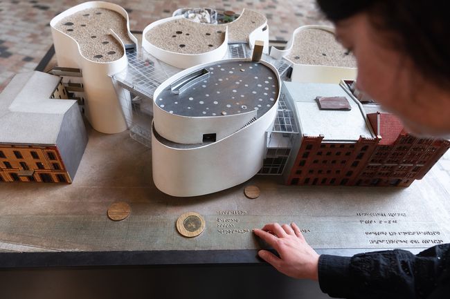 Gebäudemodell OZEANEUM mit Brailleschrift