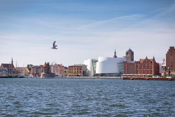 Blick auf Backsteingebäude am Meer 
