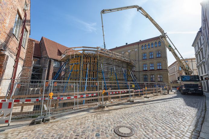Betonierung der Verschalung des Großaquariums auf der Museumsbaustelle. (Foto: Anke Neumeister/Deutsches Meeresmuseum)