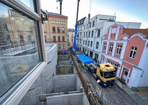 Blick auf die Anlieferung einer Scheibe an die Baustelle Modernisierung MEERESMUSEUM. (Foto: Anke Neumeister/Deutsches Meeresmuseum)
