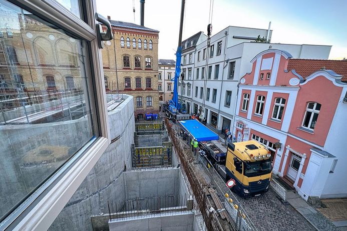 Blick auf die Anlieferung einer Scheibe an die Baustelle Modernisierung MEERESMUSEUM. (Foto: Anke Neumeister/Deutsches Meeresmuseum)