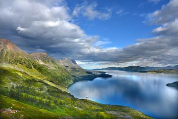 Blick auf einen Fjord